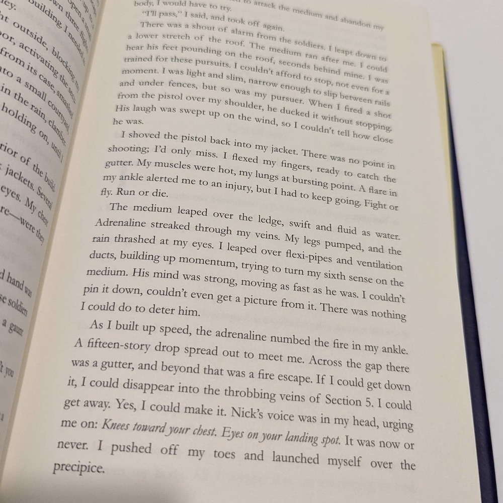 The Bone Season (2013, Hardcover) – Samantha Shannon [Dystopian, Fantasy] - Picture 5 of 9